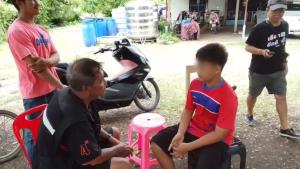 แม่เดือดเจ้าอาวาสตบลูกกรามโยกปมโยนมาม่าใส่บาตรกลางงานวันแม่ จนอายขอลาออก