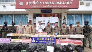 ตร.ศรีสะเกษ ผนึก ตชด. 22  สกัดจับ  “นักบินอัศวิน” ควบกระบะขนยาบ้าล็อตใหญ่ 20 กระสอบ 4 ล้านเม็ด