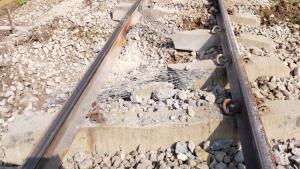 ระเบิดรางรถไฟนราธิวาส! หมอนคอนกรีตเสียหาย สั่งปิดเส้นทาง “มะรือโบ-ตันหยงมัส”