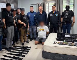 นึกว่าคลังแสง! รวบหนุ่มกรุงเก่า ซุก AR-15 10 กระบอก ยึดกระสุน 5.56 กว่าพันนัด อ้างสั่งซื้อจากต่างประเทศ