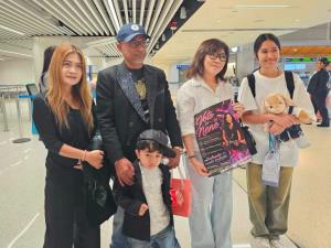 “น้องเนเน่” ควงครอบครัวบินกลับภูเก็ต! คนไทยในอเมริกา-แฟนคลับแห่ส่ง ถึงสนามบินภูเก็ตคืนนี้ 21.35 น.